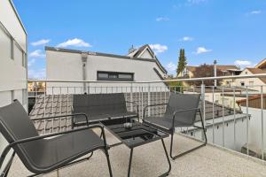 un patio con 2 sedie e un tavolo sul balcone di ma suite - Augsburg - Lechhausen a Augusta (Augsburg)