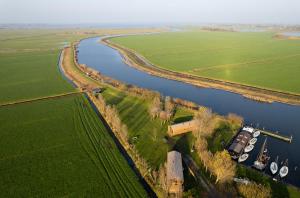 una vista aérea de un río con barcos en él en Rufus aan het water, en Broek