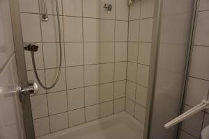 y baño con ducha y bañera. en Moderne und komfortable Appartements im Ferienpark Hahnenklee, en Hahnenklee-Bockswiese
