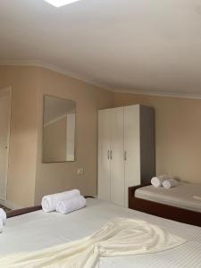 1 dormitorio con 2 camas y toallas. en Vila Qyteza, en Korçë