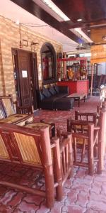 un grupo de mesas y sillas de madera en una habitación en GG Resort, en Dalumpinas Oeste