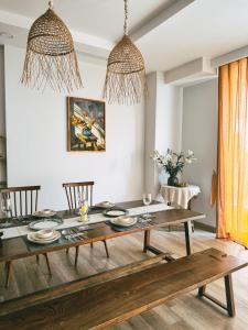 a dining room with a table and chairs and a painting at Tú Viên Homestay Ecopark/ 165m with big garden in HÆ°ng YÃªn