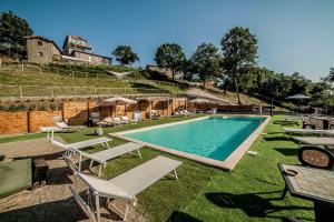 Bazén v ubytování Agriturismo Specchio Del Lago nebo v jeho okolí