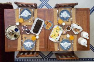 - une table avec de la nourriture pour le petit-déjeuner dans l'établissement Riad Marana Hotel & Spa, à Marrakech