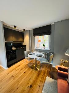 uma sala de estar com uma mesa e duas cadeiras em Premium Apartment an der Stadtmauer im OG em Paderborn