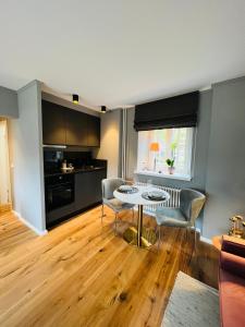 uma sala de estar com uma mesa e duas cadeiras em Premium Apartment an der Stadtmauer im OG em Paderborn