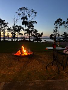 eine Feuerstelle mit einem Tisch davor in der Unterkunft Secret Spot - Bruny Island in Lunawanna