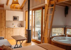 uma casa na árvore com uma banheira num quarto em Cabanas de Udra em Pontevedra