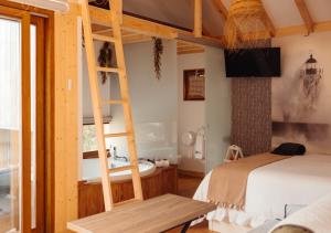 A bed or beds in a room at Cabanas de Udra