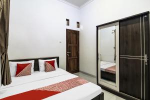 Ліжко або ліжка в номері OYO 91243 Bina Syariah Guest House