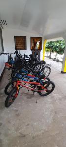 eine Gruppe von Fahrrädern, die in einer Garage geparkt sind in der Unterkunft Penu Maurua 3 in Te-Fare-Arii