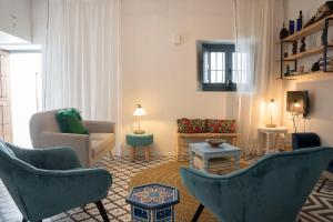 a living room with chairs and a couch at Casa Brigitte - Califa Casas Vejer in Vejer de la Frontera