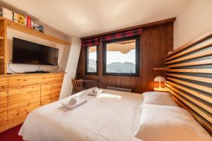 a bedroom with a bed and a large window at Le Sosna - IMMODREAMS - Avoriaz in Avoriaz