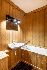 a bathroom with a sink and a bath tub at Le Sosna - IMMODREAMS - Avoriaz in Avoriaz +18 photos
