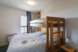 a bedroom with a bunk bed with a book on it at Résidence Pierre & Vacances Le Pédrou in Font-Romeu