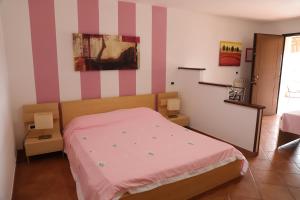 A bed or beds in a room at B&B Le Colline Country House