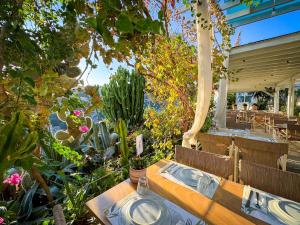 eine Terrasse mit einem Tisch mit Waschbecken und einigen Pflanzen in der Unterkunft Cyprus Villages - Bed & Breakfast - With Access To Pool And Stunning View in Tochni