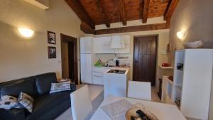 un soggiorno con divano e cucina di le petite mont blanc a La Salle
