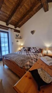 una camera da letto con un letto e un tavolo di legno di le petite mont blanc a La Salle