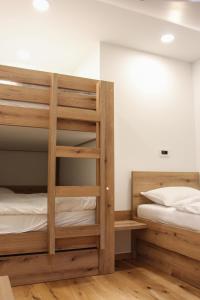 克拉尼斯卡戈拉Apartment Simona的有两张双层床和一张床的房间