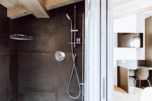 um chuveiro com uma porta de vidro na casa de banho em Mine House em Trento