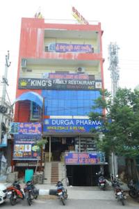 un edificio con moto parcheggiate di fronte di Sri Durga Luxury A/C Rooms,Sircilla a Sirsilla