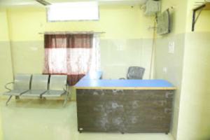 una sala d'attesa con due sedie e una scrivania di Sri Durga Luxury A/C Rooms,Sircilla a Sirsilla