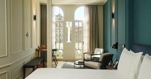Habitación de hotel con cama y silla en Nobu Hotel Sevilla, en Sevilla