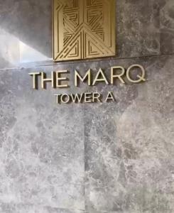 een bord voor de marro toren een hotel bij The MarQ Dic1 HCM in Ho Chi Minh-stad