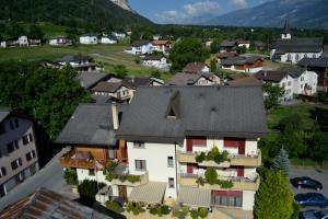 Luftaufnahme einer Stadt mit Häusern in der Unterkunft Hotel Central in Agarn