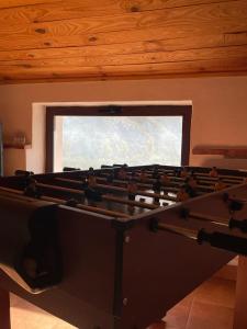 una mesa de billar en una habitación con ventana en La Rosita alojamiento rural, en Hinojares