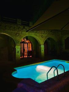 uma grande piscina num edifício à noite em Dar El Bey em Tozeur
