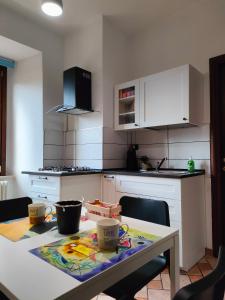 a small kitchen with a table and a kitchen counter at Appartamento Fontesecco in LʼAquila