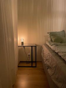 una mesa con una vela junto a una cama en Bronx - Apartment en Vantaa