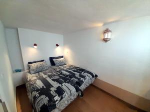 1 dormitorio con 1 cama y una luz en la pared en Independent Apartment La reserve de Marbella, en Marbella