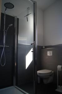 Ένα μπάνιο στο Ferienwohnung Am Bienengarten