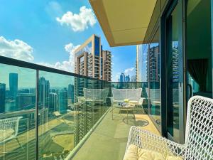 Балкон или терраса в HiGuests - Beautiful 2BR on 35th floor With Amazing City View