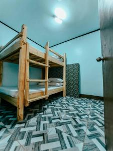 BolinaoにあるTransient House at Patar White Sand Beachのタイル張りの床に二段ベッドのある寝室