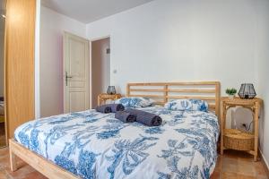 Llit o llits en una habitació de Villa provençale proche mer au calme