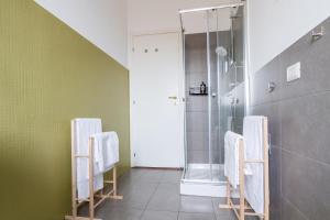 een badkamer met 2 stoelen en een douche bij Central Station - Via Gioia 71 - M3 Sondrio in Milaan