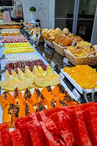 a buffet filled with lots of different types of fruit at Gravatá Praia Hotel- Frente ao mar in Navegantes