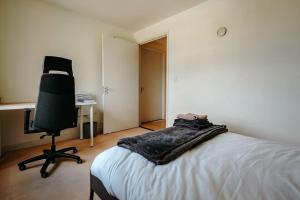 a bedroom with a bed and a desk and a chair at Luxurious Top Floor 2 Bedroom by Westfield and ABBA! in London