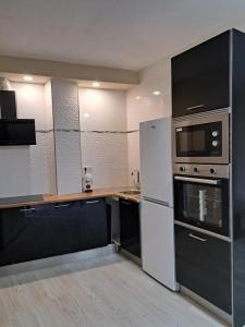 cocina con electrodomésticos de acero inoxidable y encimera en MERIDIANA sant andreu 4 bedrooms en Barcelona