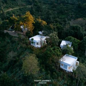 an aerial view of a house in the forest at Arabica Lodge (อาราบิก้า ลอดจ์) in Ban Huai Khai