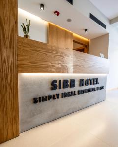 un vestíbulo de un hotel con un cartel que lee laboratorios de conducta ideales en SIBB Hotel, en Tirana