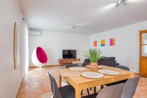 jadalnia ze stołem i kanapą w obiekcie Villa provençale proche mer au calme w mieście Martigues