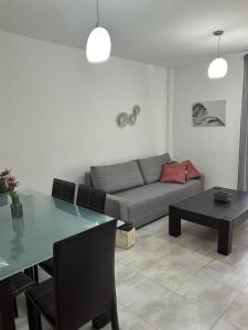uma sala de estar com uma mesa e um sofá em Apartamento La Timba em Alcossebre