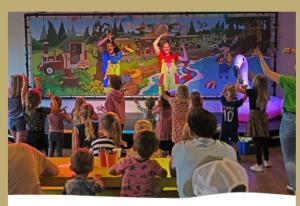 a group of children standing in front of a stage at Chalet de Eekhoorn - Het Lierderholt Beekbergen in Beekbergen +17 photos