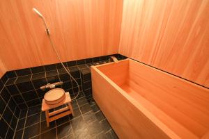 un piccolo bagno con servizi igienici e doccia di 奥明日香古民家一棟貸し宿 弥栄 Yasaka ad Asuka