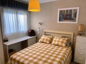 Postel nebo postele na pokoji v ubytování ViBes Luanco - Ático con Terraza + 16 fotografií